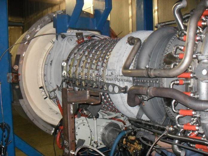 Industrial gas turbine with exposed piping